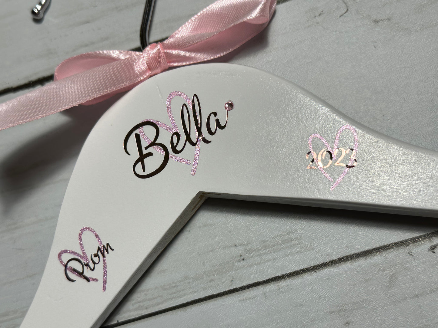 Personalised Dress Hangers with matching bow and diamante 💎 to your theme perfect for brides, bridesmaids, groom, PROM and more 💗