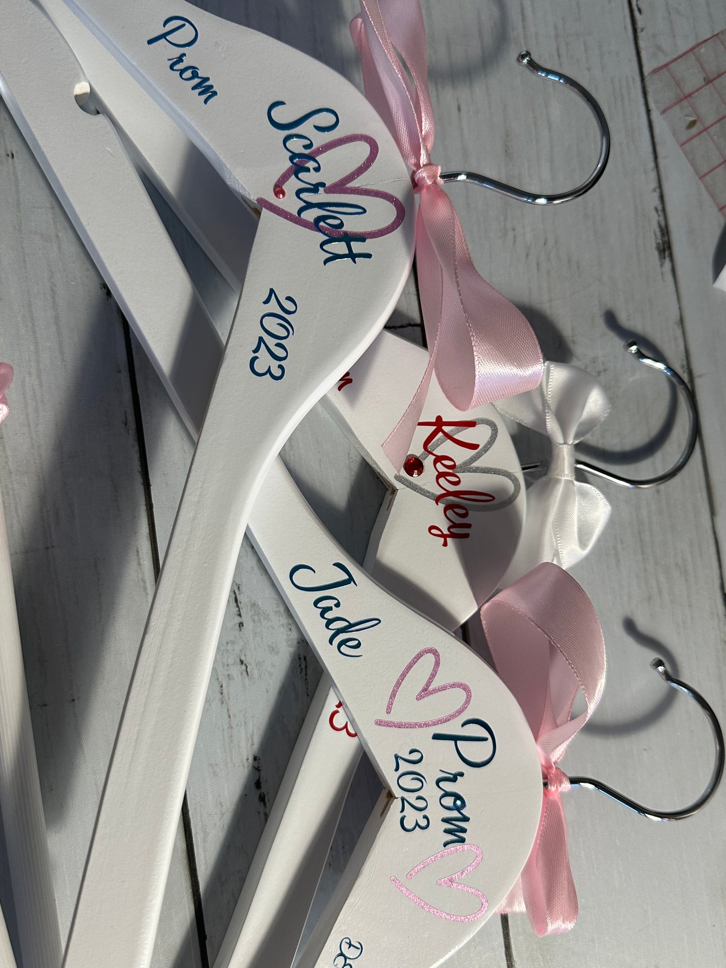 Personalised Dress Hangers with matching bow and diamante 💎 to your theme perfect for brides, bridesmaids, groom, PROM and more 💗