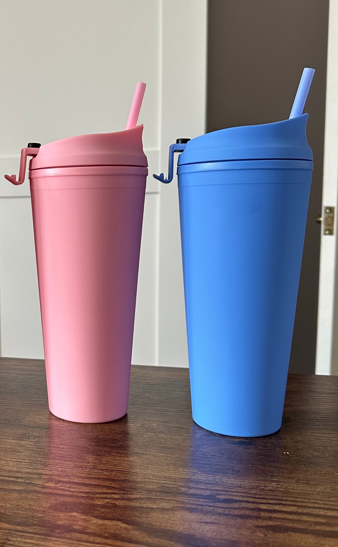 22oz Hot and Cold Cups with matching straw and close clip lid